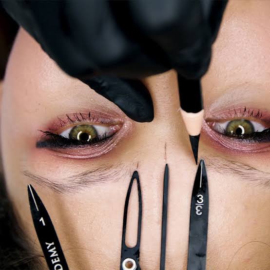Progettazione della forma delle sopracciglia prima del microblading